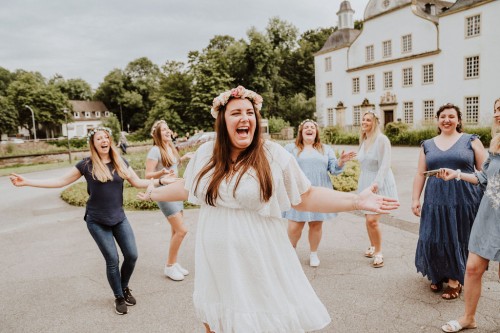 Eine Gruppe von tanzenden und singenden Frauen.