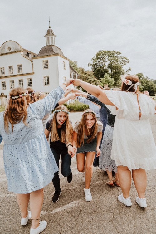 Eine Gruppe von tanzenden Frauen.