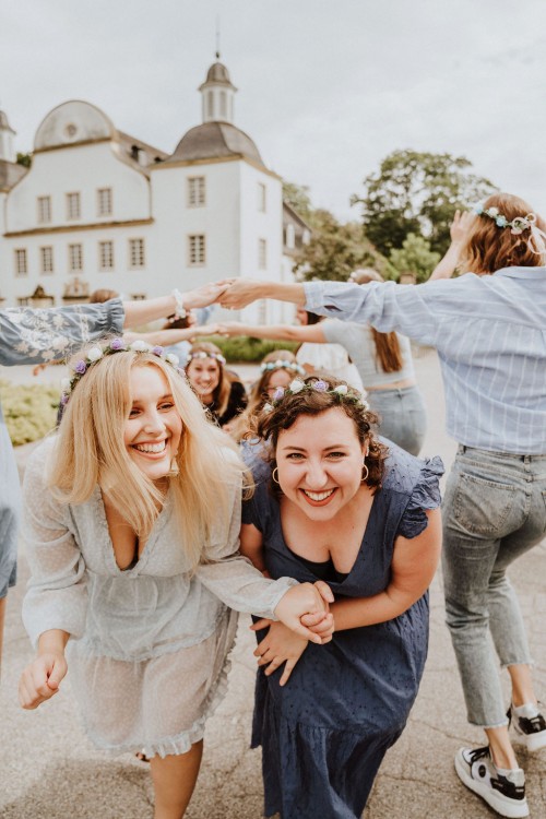 Eine Gruppe von tanzenden Frauen.