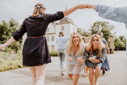 Eine Gruppe von tanzenden Frauen.