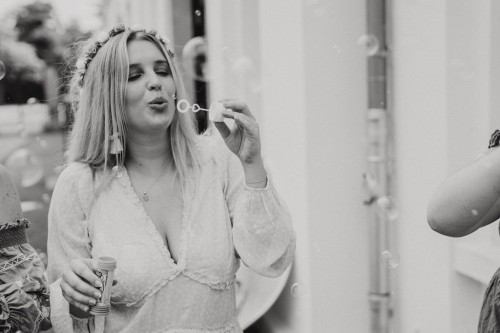 Eine Frau macht Seifenblasen.