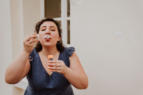 Eine Frau macht Seifenblasen.