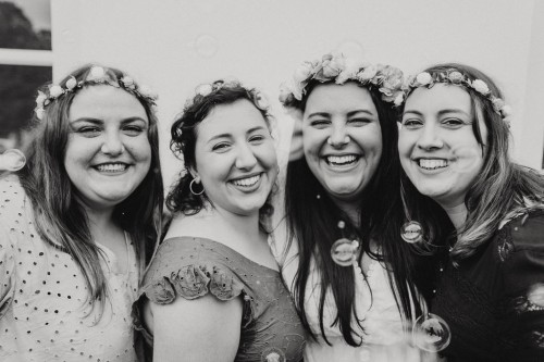 Eine Gruppe von Frauen mit Blumenkränzen.