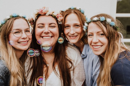 Eine Gruppe von Frauen mit Blumenkränzen.