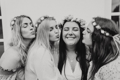 Gruppe von Frauen geben sich ein Küsschen.