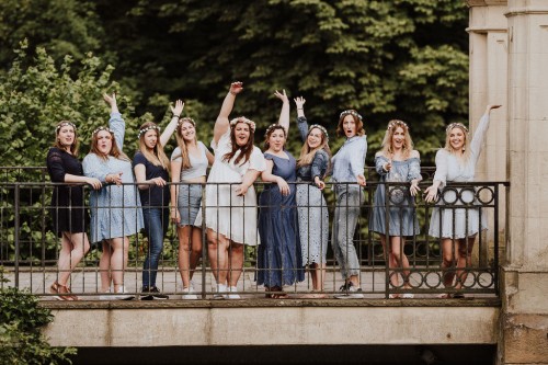 Eine Gruppe von Frauen auf einer Brücke.
