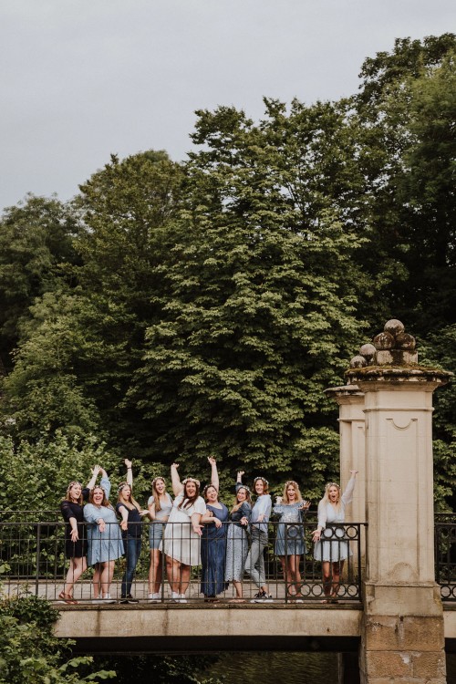 Eine Gruppe von Frauen auf einer Brücke.
