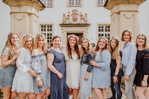 Eine Gruppe von Frauen vor einem Gebäude.