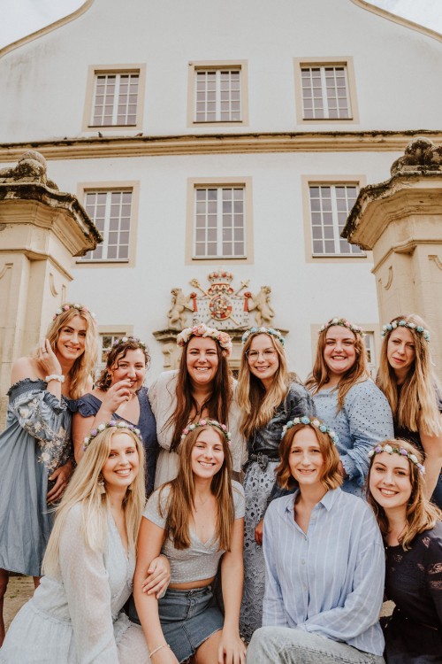 Eine Gruppe von Frauen vor einem Gebäude.