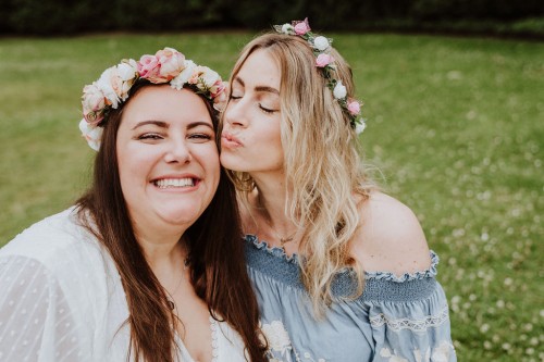 Eine Frau gibt einer anderen Frau einen Kuss auf die Wange.