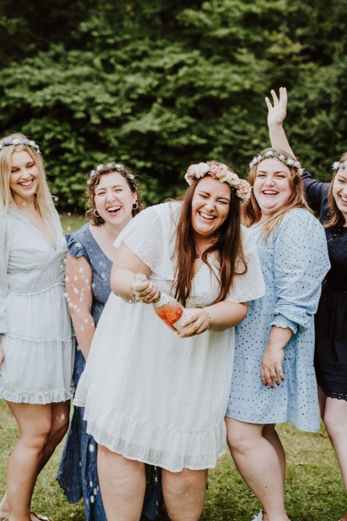 Eine Gruppe von Frauen, die nebeneinander stehen.