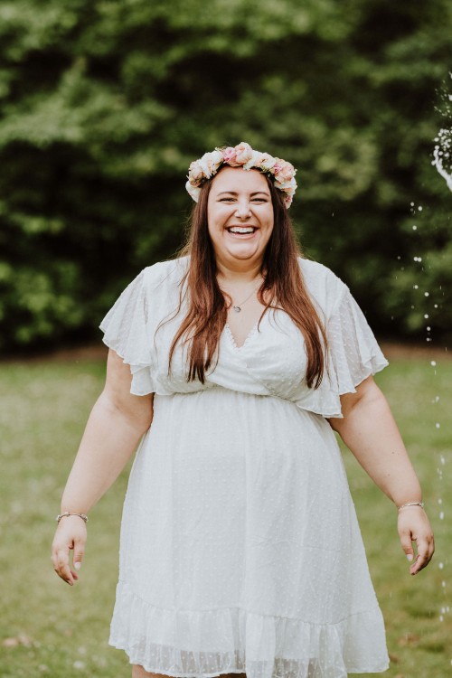 Eine Frau steht auf einer Wiese.