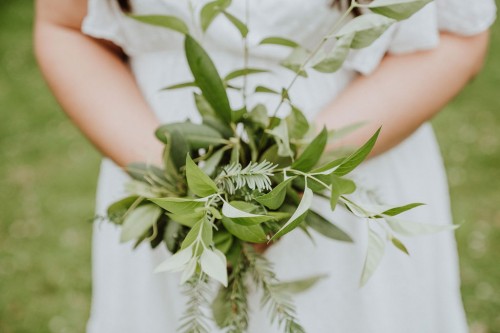 Eine Frau hält einen Blumenstrauß.