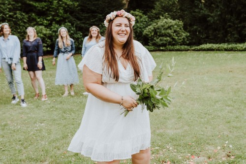 Eine Frau hält einen Blumenstrauß.