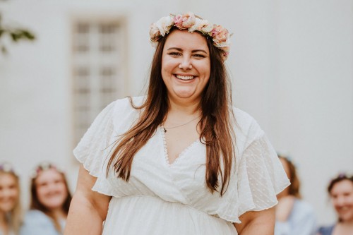 Eine Frau steht vor einer Gruppe.