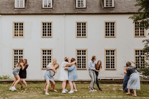 Eine Gruppe von Frauen tanzen vor einem Gebäude.