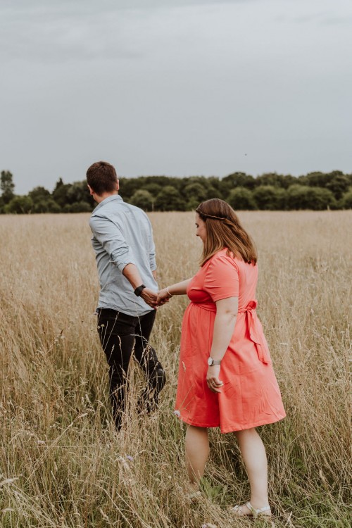 Ein Mann und eine Frau gehen durch ein Feld.