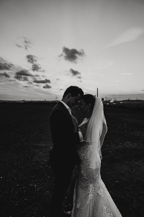 Hochzeitspaar schwarzweiß bei Sonnenuntergang auf Halde