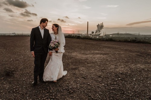 Farbfoto Hochzeitspaar auf Halde bei Sonnenuntergang