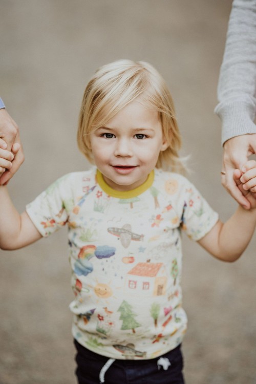 Ein kleines Kind hält Händchen mit Mama und Papa.