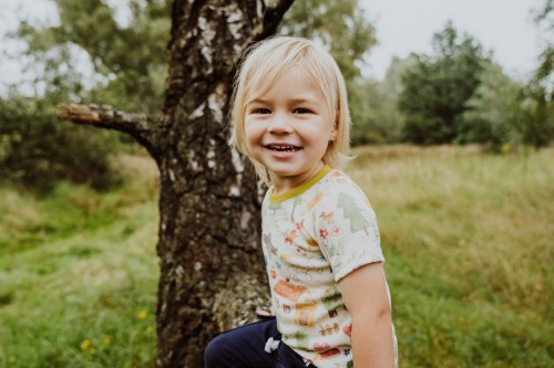 Ein Kind schaut fröhlich in die Kamera.