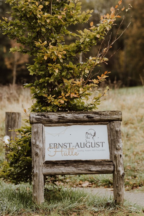 Ein Schild im Holzrahmen.