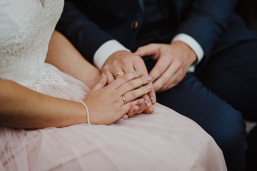 Hände von einer Frau und einem Mann.