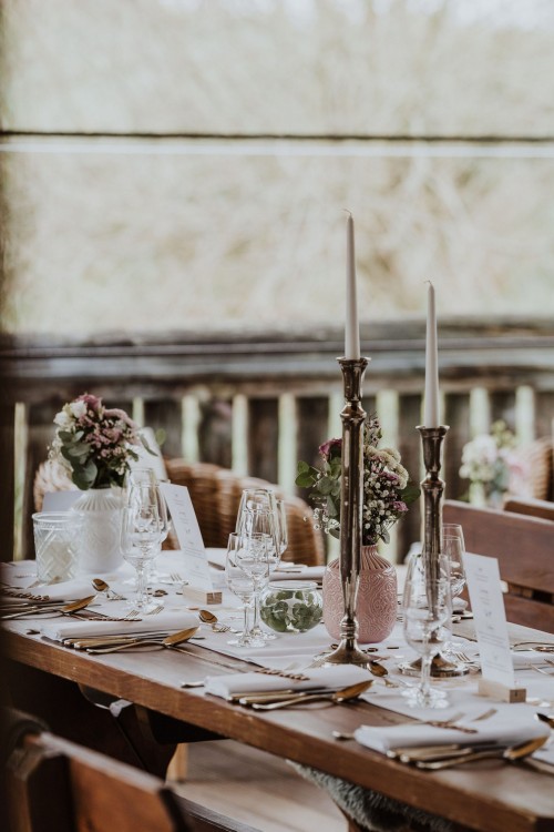 Tischdekorationen und Besteck.