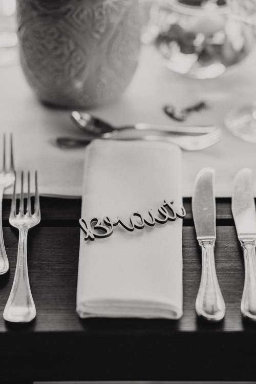 Schriftzug und Besteck auf dem Tisch.