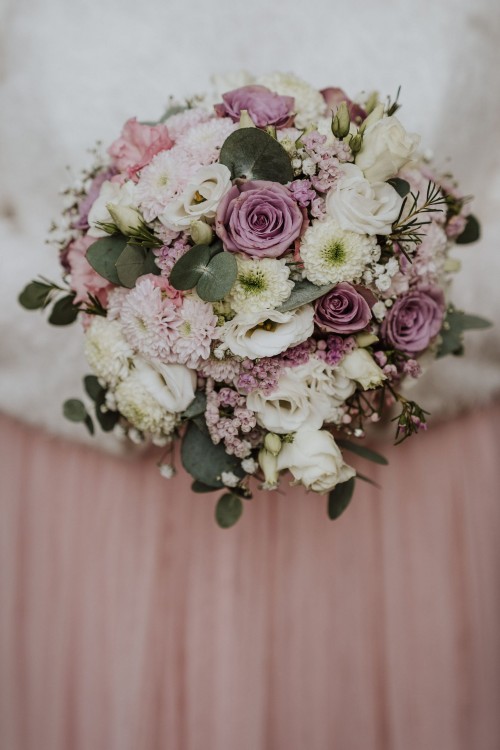 Blumenstrauß mit weißen und rosa Rosen.