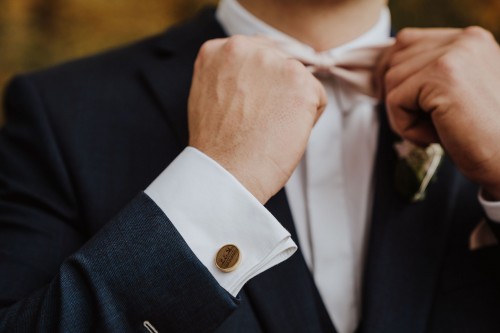 Ein Mann richtet seine Fliege.