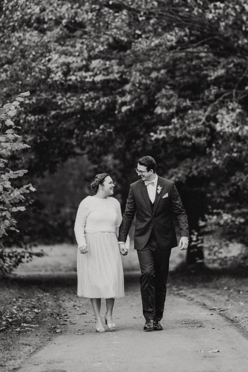 Ein Brautpaar spaziert durch dem Park.