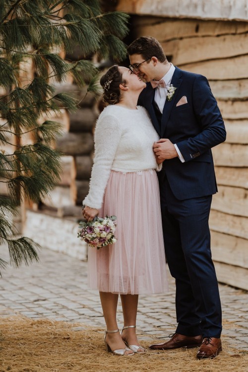 Eine Braut und ein Bräutigam küssen sich.