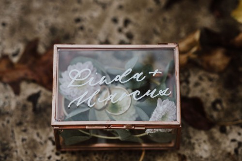 Ringkästchen mit Namen auf dem Deckel.