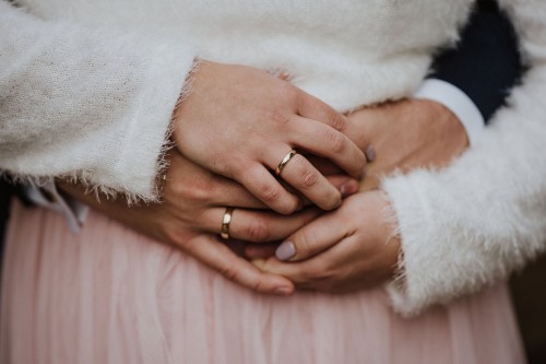 Hände von einer Frau und einem Mann.