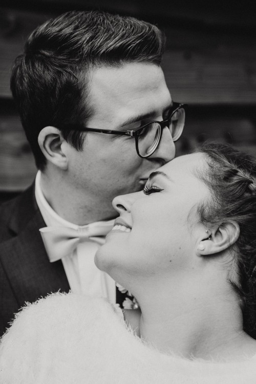 Ein schwarz-weißes Bild von einer Frau und einem Mann.