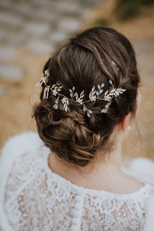 Eine hochgesteckte Frisur mit Haarband.
