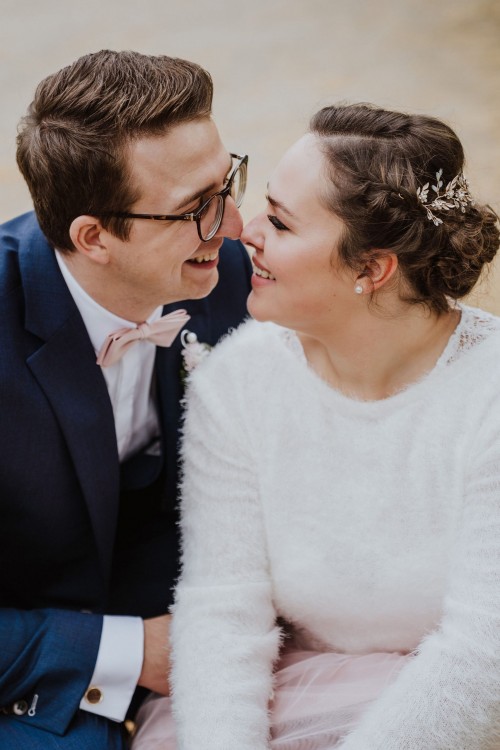 Eine Braut und ein Bräutigam sitzen nebeneinander.