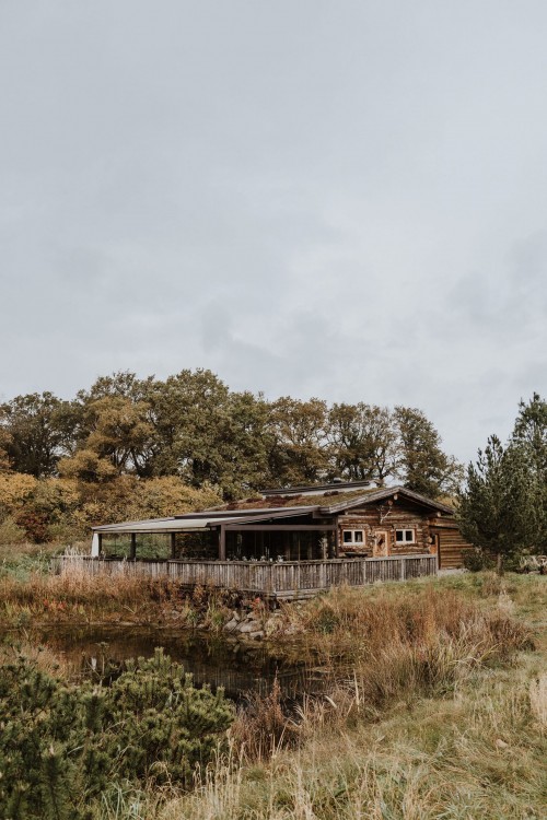 Eine alte Holzhütte mitten im Feld.