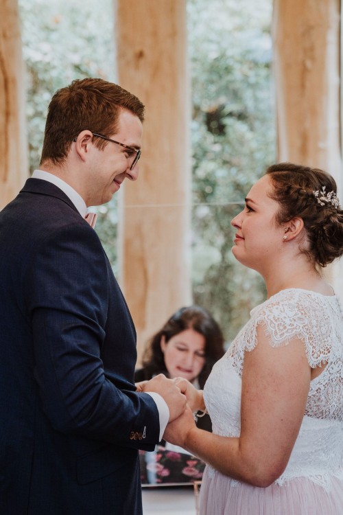 Ein Brautpaar schaut sich an.