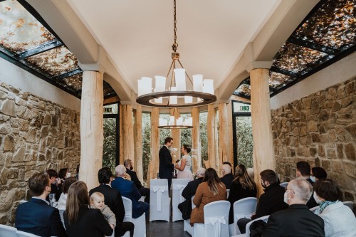 Ein Brautpaar und deren Gäste im Confideum.