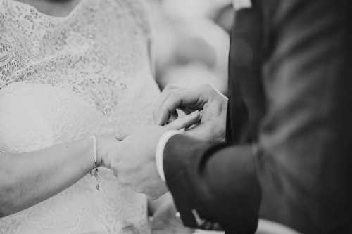 Ein Mann steckt einer Frau einen Ring an ihren Finger an.