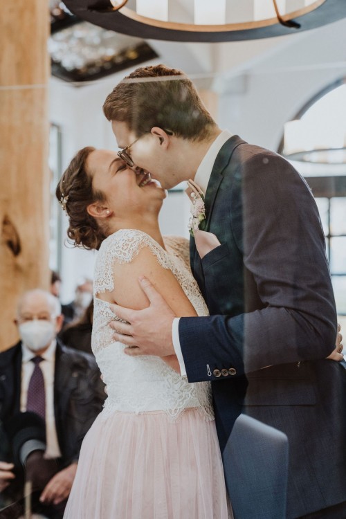 Ein Brautpaar küsst sich.