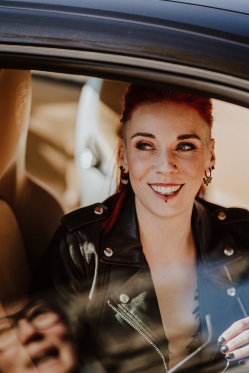 Eine Frau sitzt im Auto.