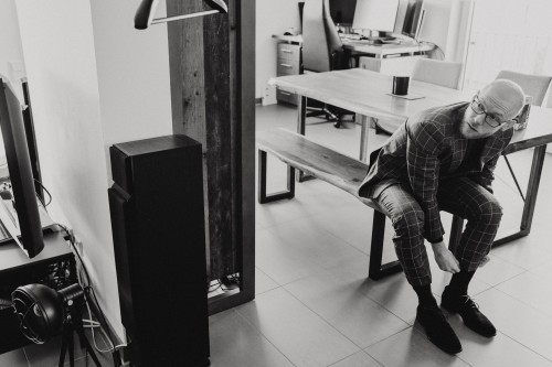 Ein Bräutigam zieht sich seine Schuhe an.