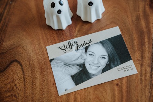 Eine Karte mit einem Foto liegt auf einem Tisch.