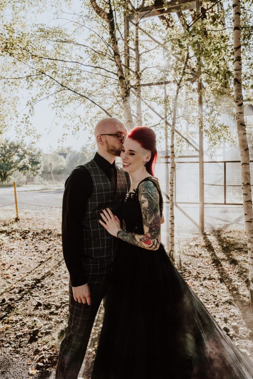 Ein Brautpaar umarmt sich im Park.