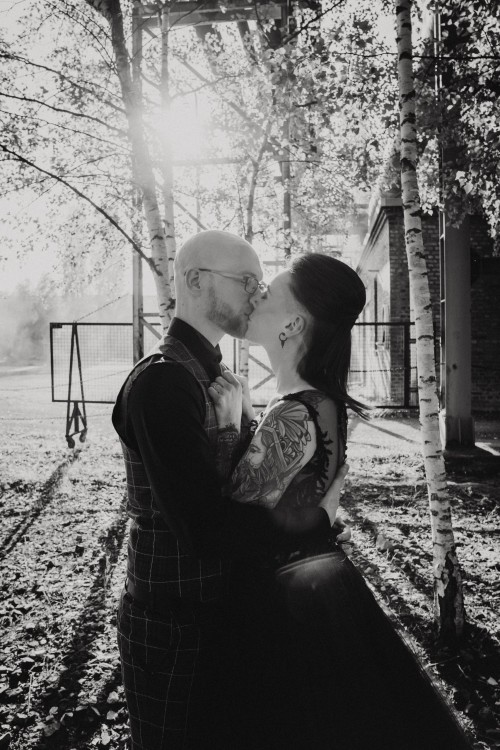 Ein schwarz-weißes Bild vom küssenden Brautpaar.