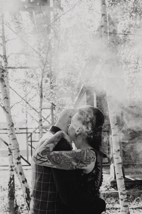 Ein schwarz-weißes Bild von einem Brautpaar das sich umarmt.