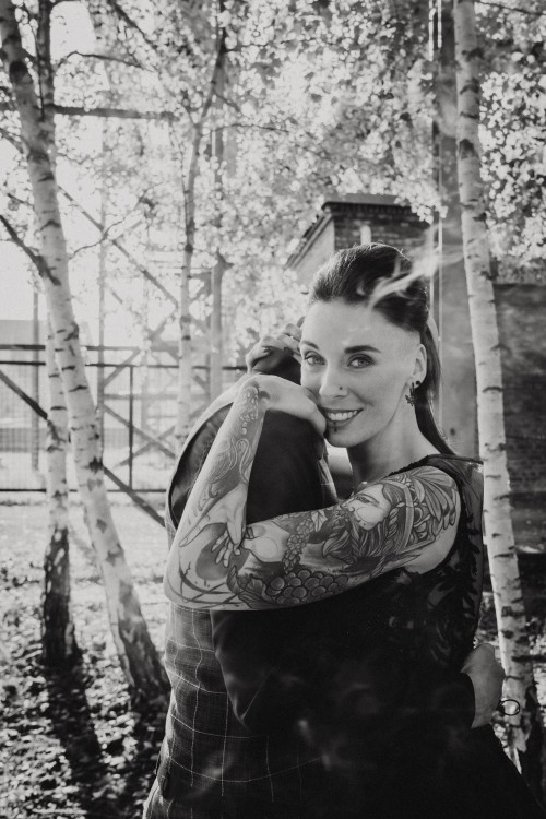 Ein schwarz-weißes Bild von einem Brautpaar das sich umarmt.